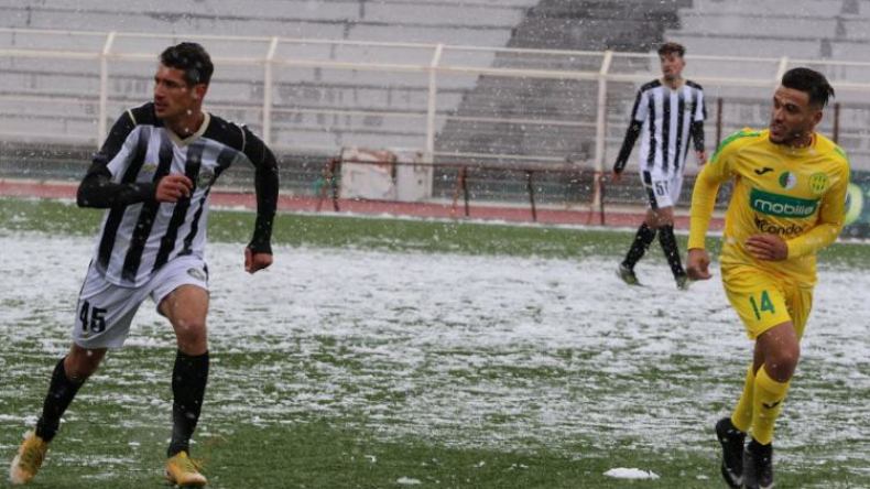 مباراة في ملعب سطيف بِبساط غطّته الثلوج