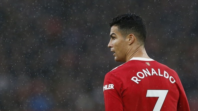 لقطة لرونالدو تثير التساؤلات وسط جماهير اليونايتد (فيديو)