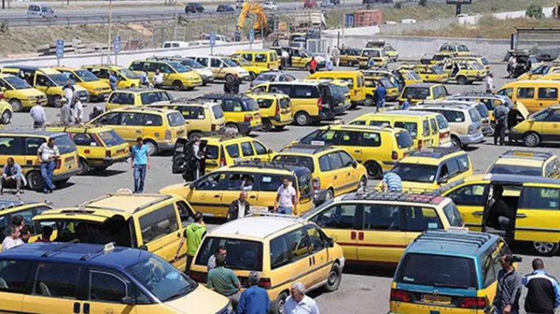 سائقو سيارات الأجرة ما بين الولايات يحتجون أمام وزارة النقل