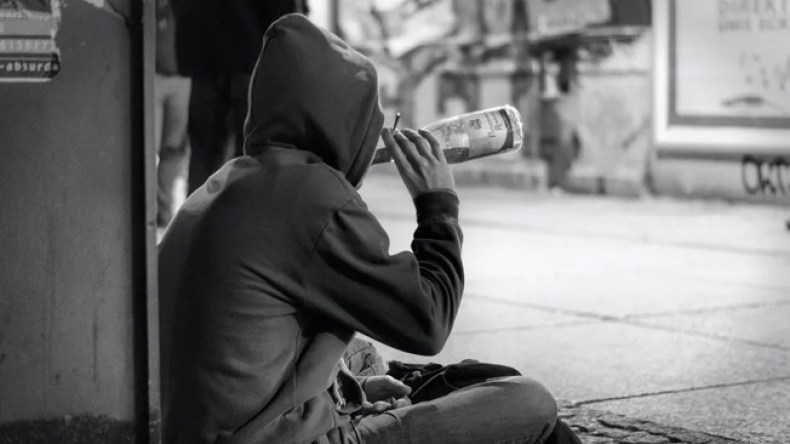 المجاهرة بالسوء في مجتمعنا.. شرب الخمر والمخدرات في وضح النهار وأمام الملإ