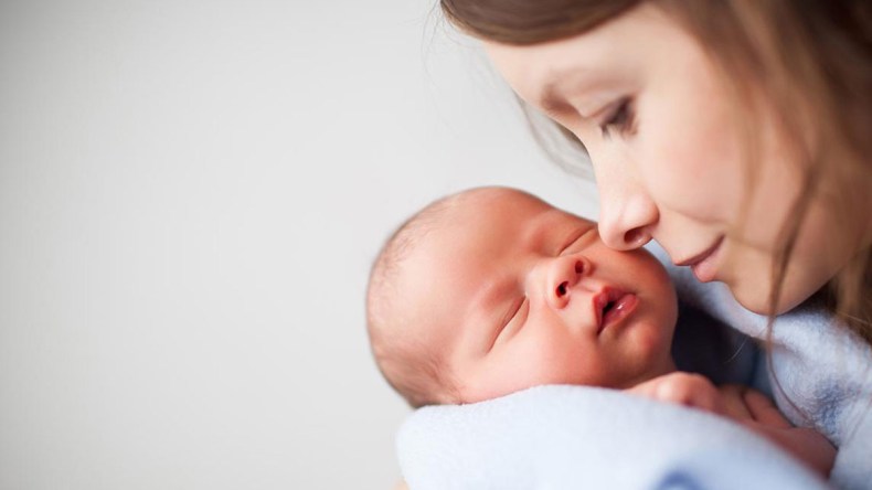  المرأة في فترة النفاس.. انتقادات وتضييق على جميع الأصعدة، وغياب يد العون