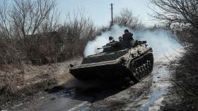 Les militaires russes détruisent deux blindés ukrainiens qui ont violé la frontière
