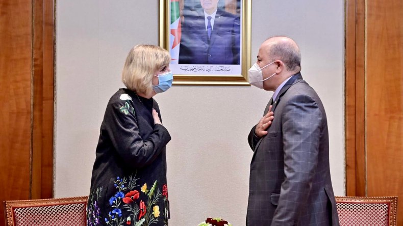 الوزير الأول يستقبل سفيرة الولايات المتحدة الأمريكية بالجزائر
