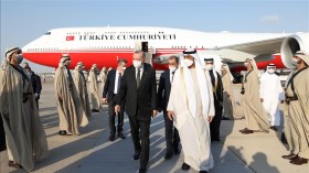 بعد قطيعة دامت سنوات.. أردوغان يصل إلى الإمارات