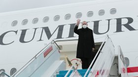 أردوغان يثير الجدل بإشارة رابعة.. هل تعمّدها؟