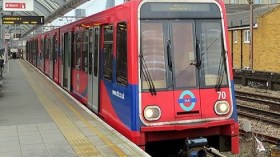 حاول تمزيق حجابها.. التحقيق في اعتداء عنصري على مسلمة بلندن