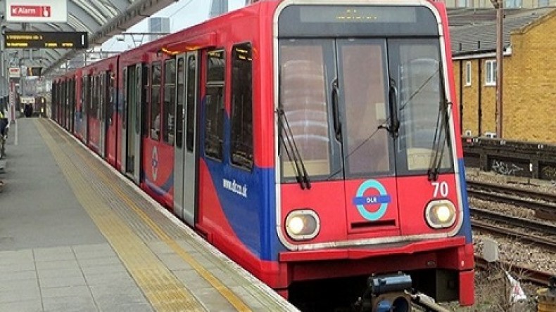 حاول تمزيق حجابها.. التحقيق في اعتداء عنصري على مسلمة بلندن