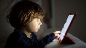 دراسة حديثة: تهدئة الأطفال بالأجهزة الذكية يفقدهم قدرة التحكم في عواطفهم