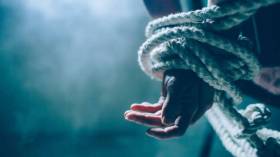 باع مجوهراتها وكان يخطط للزواج.. اختطفت طليقها وأشبعته ضربا ثم هددت عائلته!