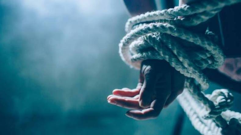 باع مجوهراتها وكان يخطط للزواج.. اختطفت طليقها وأشبعته ضربا ثم هددت عائلته!