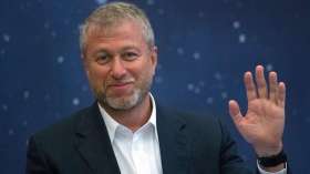 الملياردير الروسي أبراموفيتش يتنازل عن رعاية نادي تشيلسي