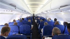 لماذا يمنع على المسافرين بالطائرة تغيير أماكنهم؟.. مضيفة تكشف سببا خطيرا
