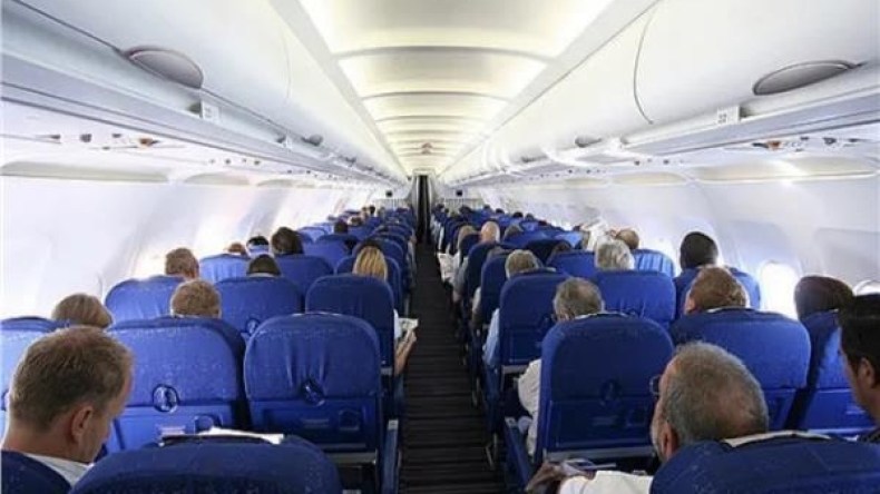 لماذا يمنع على المسافرين بالطائرة تغيير أماكنهم؟.. مضيفة تكشف سببا خطيرا