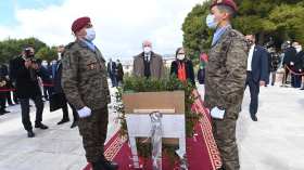 بالصور..الوزير الأول ونظيرته التونسية يترحمان على أرواح شهداء ساقية سيدي يوسف