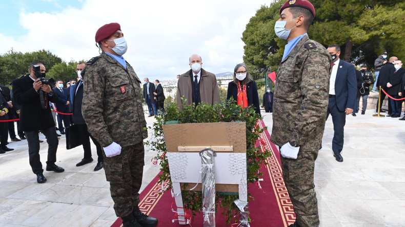 بالصور..الوزير الأول ونظيرته التونسية يترحمان على أرواح شهداء ساقية سيدي يوسف