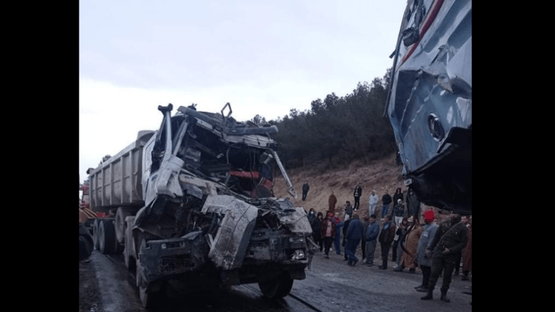 البويرة: 15 جريحا في اصطدام شاحنة بحافلة نقل (صور)