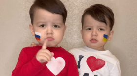 بطريقة لطيفة ومؤثرة.. توأم من أوزباكستان يدعو للسلام بين روسيا وأوكرانيا (فيديو)