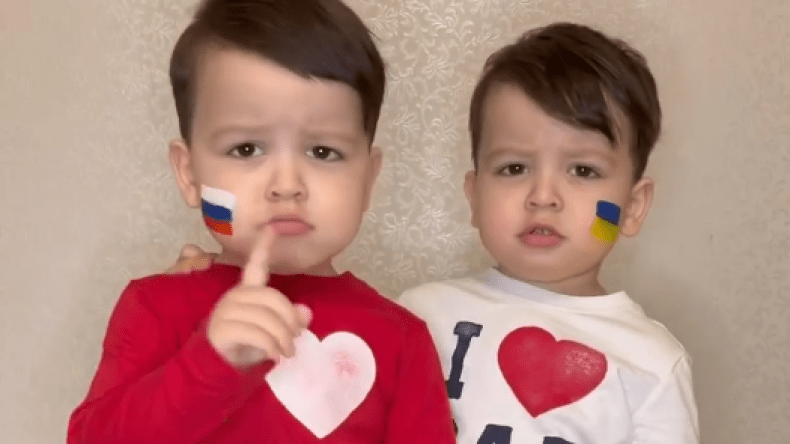 بطريقة لطيفة ومؤثرة.. توأم من أوزباكستان يدعو للسلام بين روسيا وأوكرانيا (فيديو)