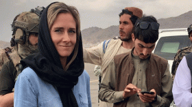 كانت مراسلة لقناة الجزيرة.. صحفية نيوزيلندية حامل تستنجد بطالبان