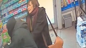 بالفيديو.. امرأة تواجه لصا ملثما!