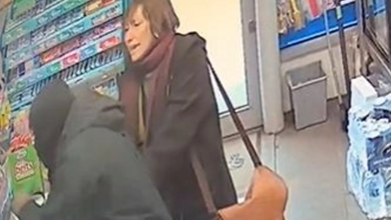 بالفيديو.. امرأة تواجه لصا ملثما!