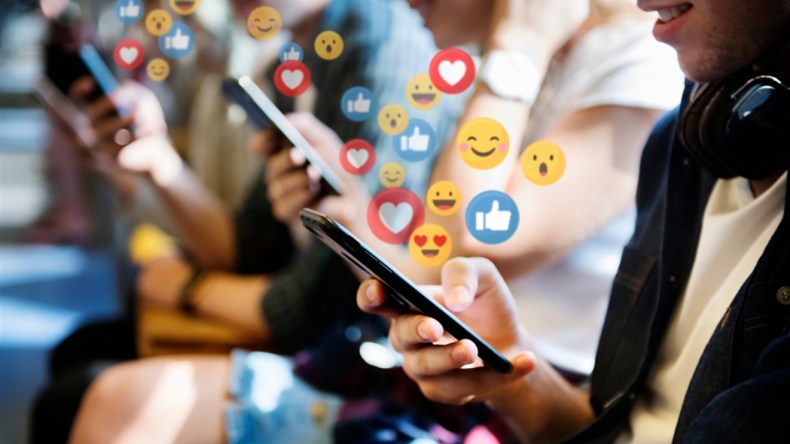 مراهقات يُستدرَجن عبر حساباتهن الالكترونية