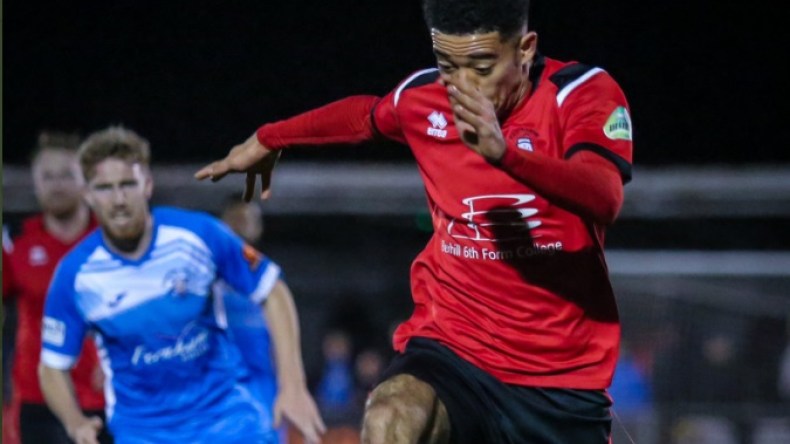 هدف فريد من نوعه في دوري الدرجة الخامسة الإنجليزي (فيديو)