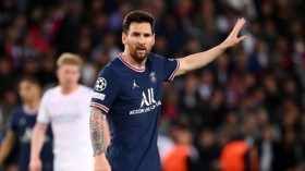 طائرة خاصة ومكان باسمه في كامب نو.. الكشف عن شروط ميسي للبقاء في برشلونة