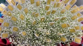 شاهد.. باقة زهور من الذهب الخالص هدية لإحدى النساء في يوم المرأة العالمي!