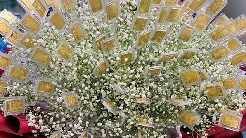 شاهد.. باقة زهور من الذهب الخالص هدية لإحدى النساء في يوم المرأة العالمي!