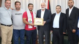 إسماعيل هنية يكرّم الرياضي الجزائري فتحي نورين