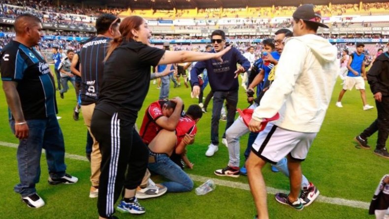 عشرات المصابين وأنباء عن وفيات في مباراة بالدوري المكسيكي (فيديو)