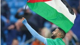 رفع محرز لعلم فلسطين في كفة.. ورفع أعلام أوكرانيا في كفة