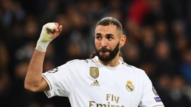 بن زيمة يكشف سر وضعه الضمادة على يده اليمنى