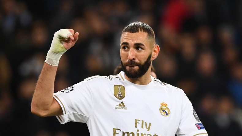 بن زيمة يكشف سر وضعه الضمادة على يده اليمنى