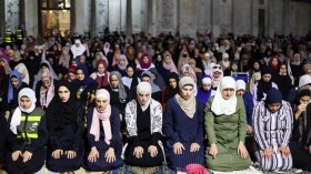 هذه حقيقة صورة نساء أوروبيات يصلين في الشارع دفاعا عن الاسلام