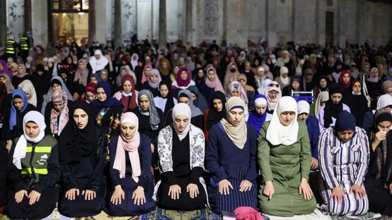 هذه حقيقة صورة نساء أوروبيات يصلين في الشارع دفاعا عن الاسلام