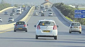 شاب يشل حركة السير بين وسط البلاد وشرقها