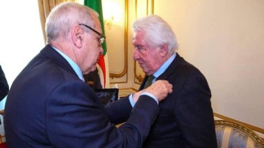 Le journaliste italien Bernardo Valli décoré de “La Médaille des Amis de la Révolution”