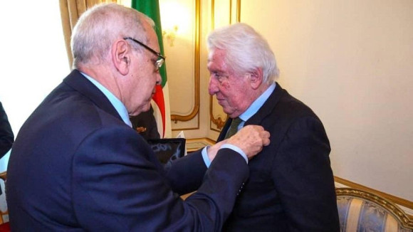 Le journaliste italien Bernardo Valli décoré de “La Médaille des Amis de la Révolution”