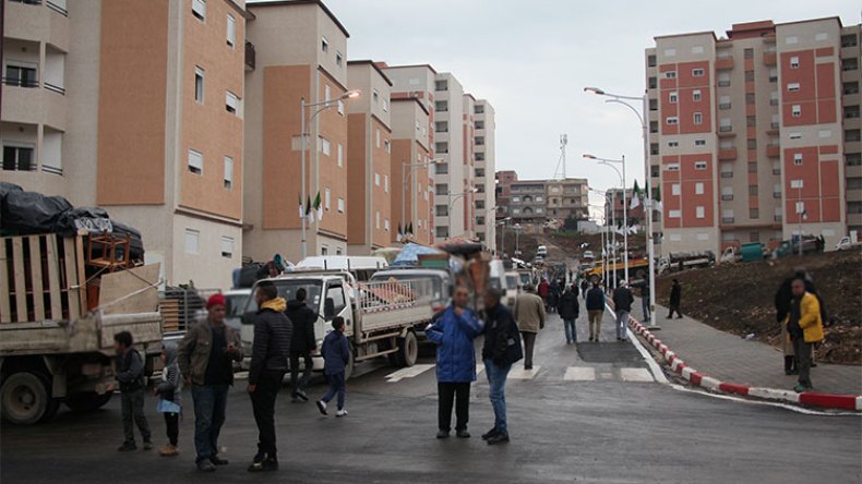 عُزَّاب كهول يُقصون من السكن بمبرر الاحتجاجات