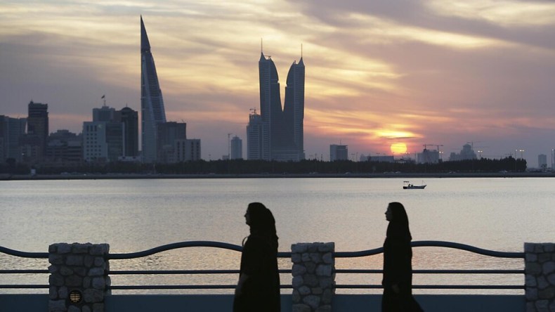 بالفيديو.. بحرينية تثير ضجة بسبب منع صديقتها المحجبة من دخول مطعم