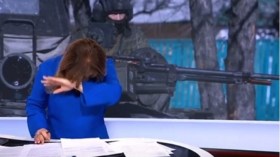 بالفيديو.. مذيعة بقناة “بي بي سي” تصاب بنوبة ضحك على الهواء