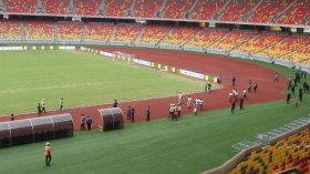 بِالفيديو: أعوان ملعب “جابوما” يُهدّدون بِعرقلة تنظيم مباراة الكاميرون والجزائر