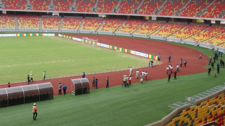 بِالفيديو: أعوان ملعب “جابوما” يُهدّدون بِعرقلة تنظيم مباراة الكاميرون والجزائر