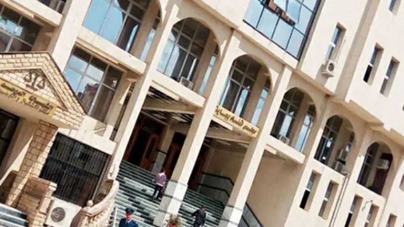 شاب يعتدي على جاره بسيف لأنه ضايق خطيبته