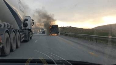VIDEO: un bus prend feu sur l’autoroute est-ouest vers Constantine