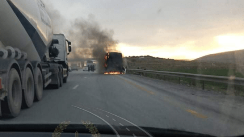 VIDEO: un bus prend feu sur l’autoroute est-ouest vers Constantine
