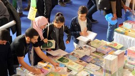 لقب كاتب للبيع ودور نشر متهمة بالاستغلال