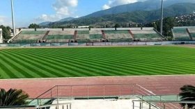 ملعب مصطفى تشاكر جاهز لاحتضان مباراة العودة أمام الكاميرون.. شاهد كيف أصبح ؟